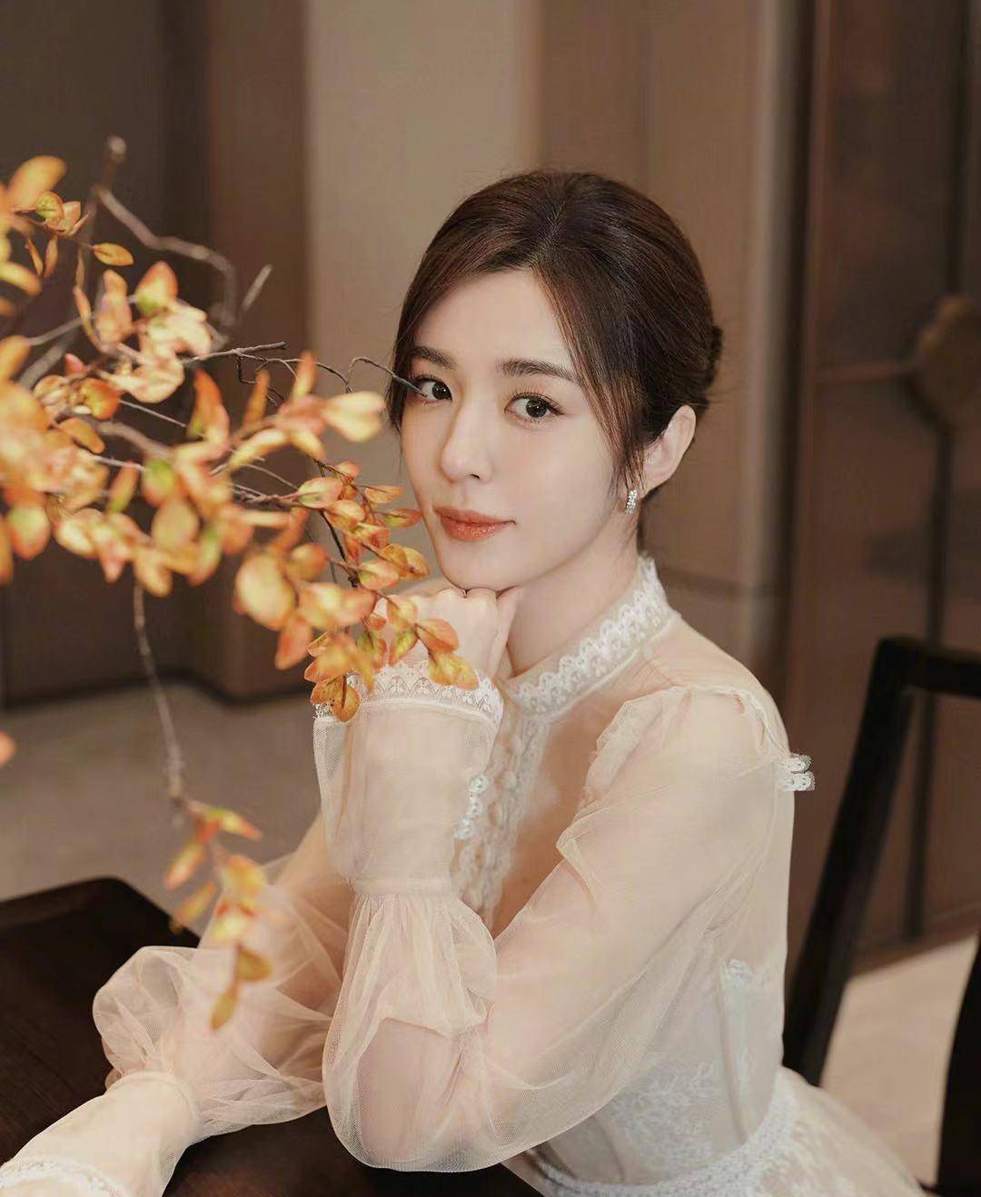 夏天穿王晓晨这一身白色连衣裙,又仙又时髦,谁穿谁好看