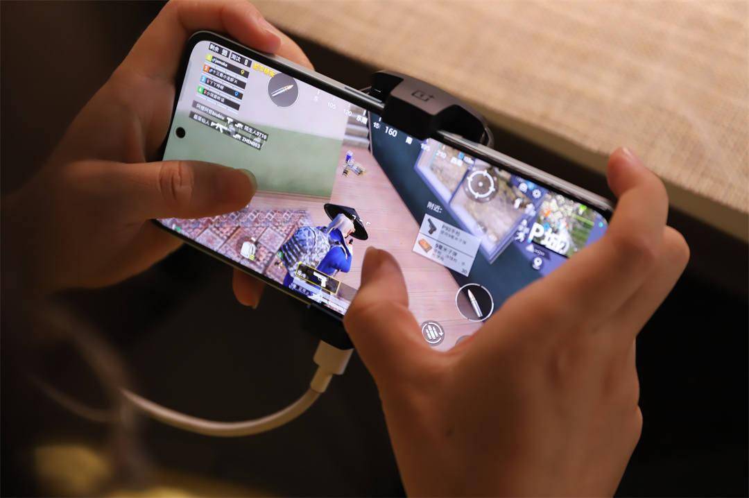 给手机装台冰箱,一加18w冰点散热背夹使用体验_mm-_玩游戏_风扇