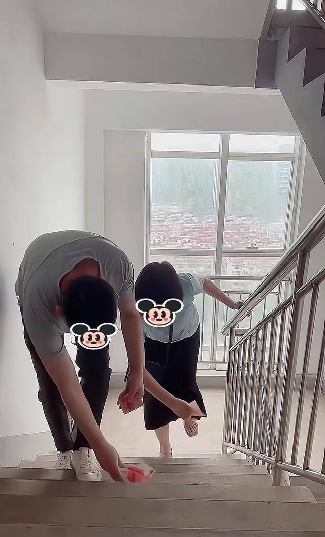 一女子让丈夫背她上楼,她的丈夫为了不背她,把钱铺在台阶上_高跟鞋