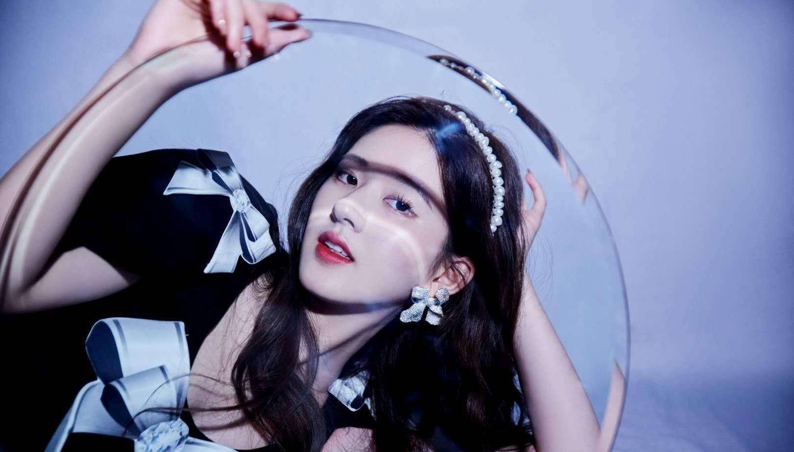 赵露思颜值回春,穿短裙化身暗黑少女,气质好到让人羡慕_白色_蝴蝶结