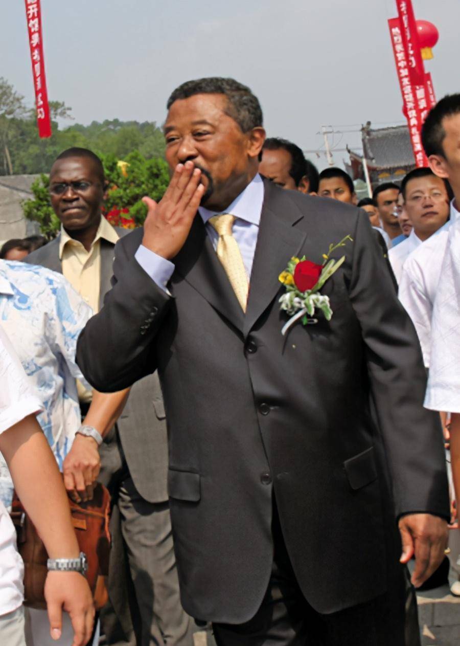 非洲华裔的温州人,身居高位却不忘家乡根,每年都要回温州来祭祖