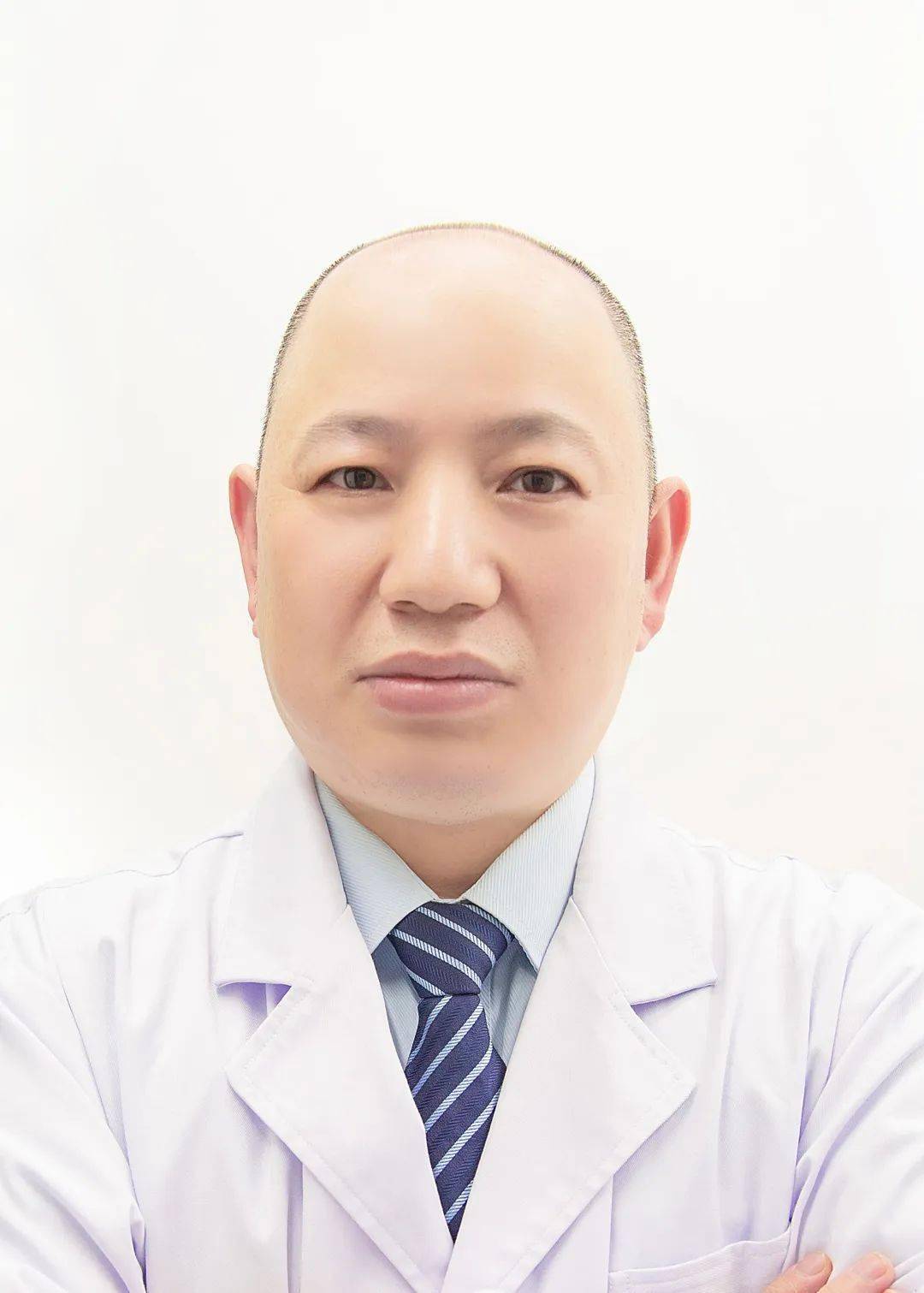 医师刘成坛扫码预约医师门诊↓↓耳鼻咽喉科主任医师李光俊扫码预约医