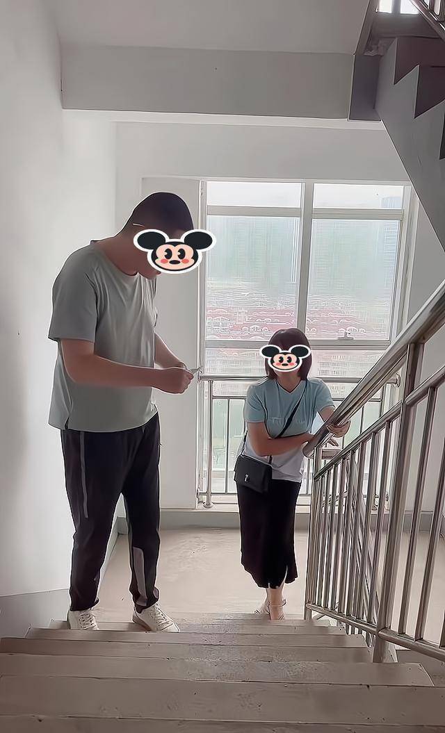 一女子让丈夫背她上楼,她的丈夫为了不背她,把钱铺在台阶上_高跟鞋