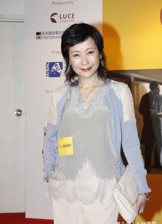 叶童从不争艳斗丽,穿开衫配丝质背心亮相,短发造型气质优雅高贵_女性