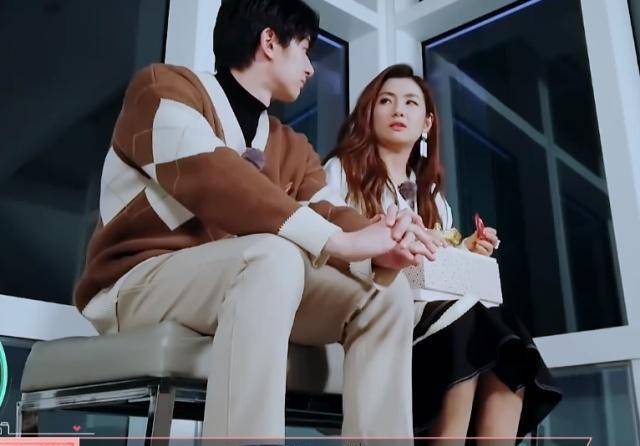 两个细节看出selina张轩睿已确定恋爱关系_张绍_举动_年龄