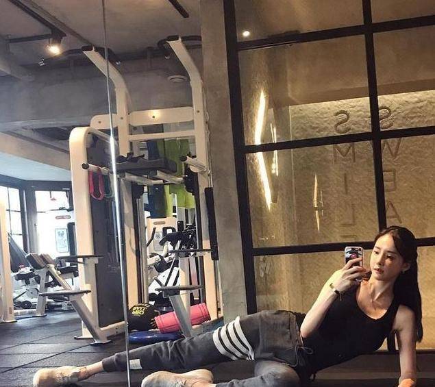 潘南奎晒"复工照",有谁注意到她的鞋子了?暴露了人品_身材_因为_减肥