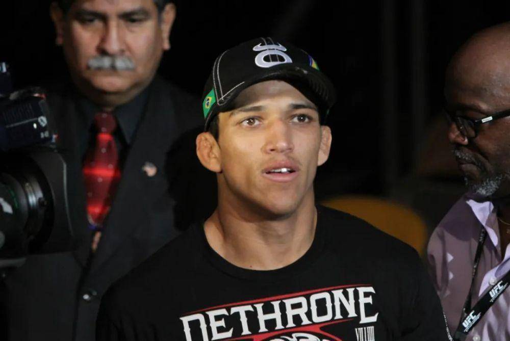 从小诊断无法站立到ufc冠军,"柔术大师"奥利维拉的励志故事_普瓦_砖石