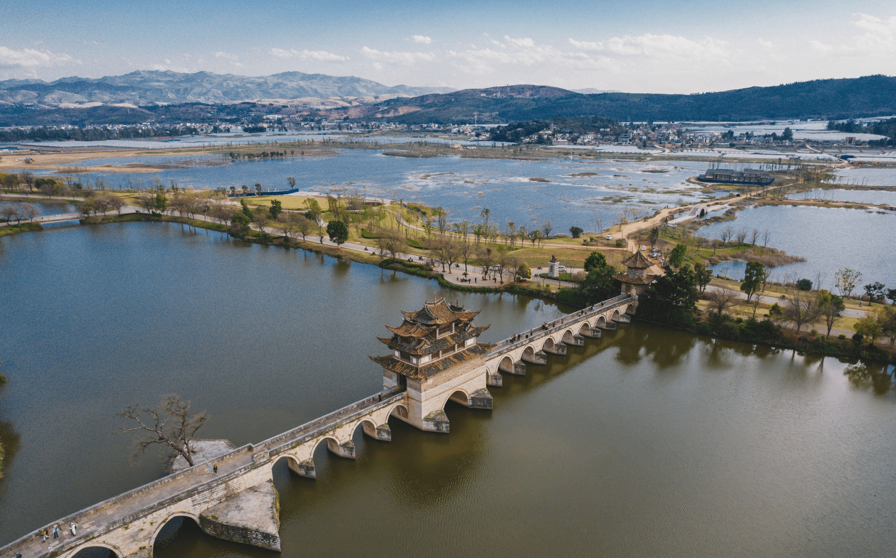 云南建水有座双龙桥，是国内仅存的十七孔桥，保留完整参观免费