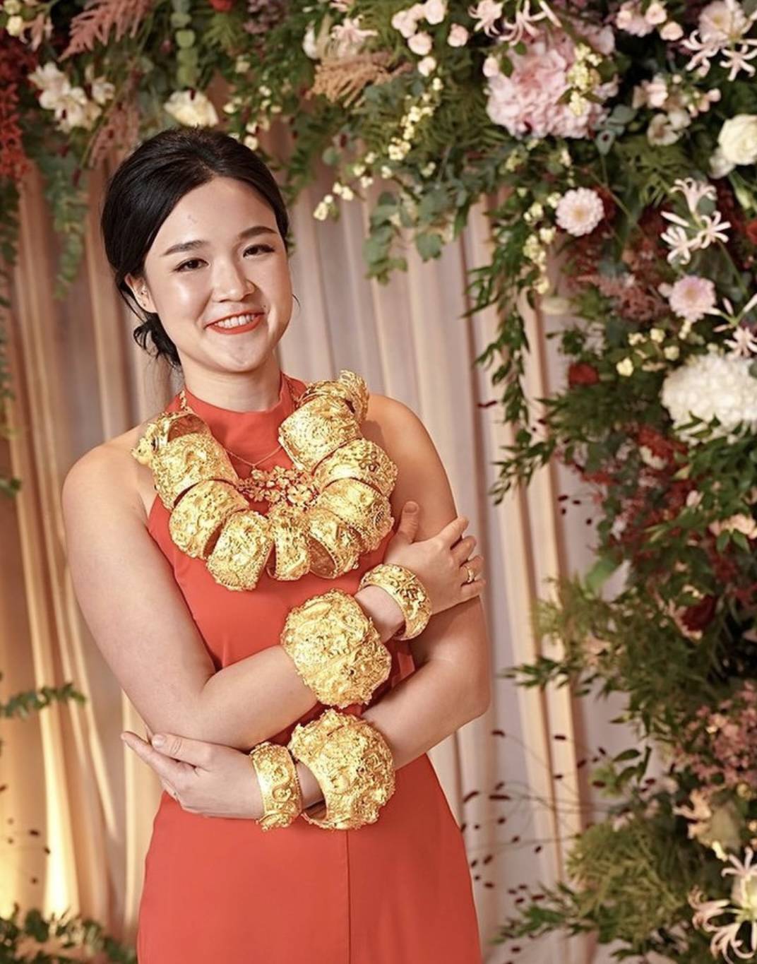 名媛薛芷伦女儿风光出嫁,穿戴14只龙凤镯派头十足,花球抛给母亲