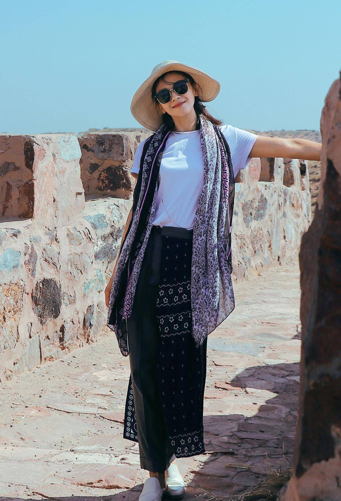 刘涛又把白t恤穿出新高度,配窄脚裤显瘦显高,丝巾成最大加分项_造型