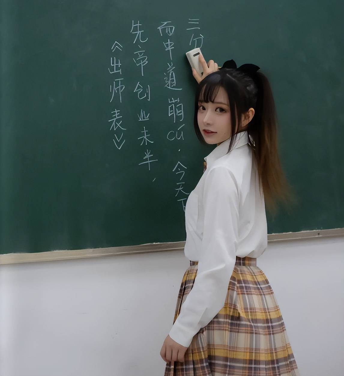 年轻女教师穿jk制服上课,引起众多家长热议,老师回怼:关你啥事_教育