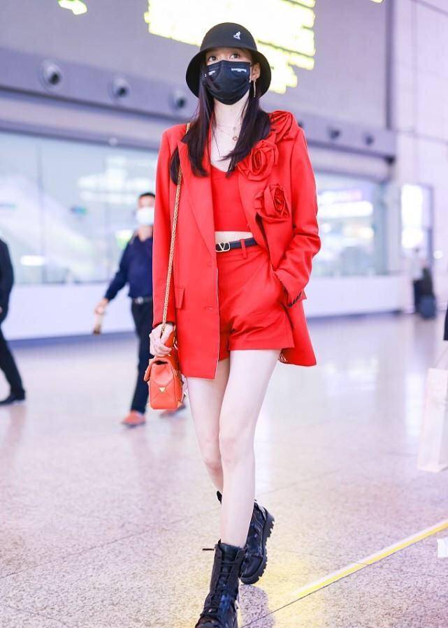 关晓彤的机场秀,也是大胆挑战一身红色的西装套装哇塞～个性又张扬