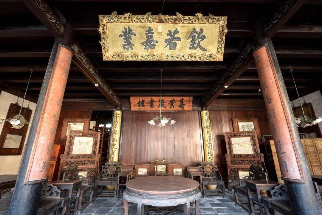 正厅清逊帝溥仪所书"钦若嘉业"匾额书楼第二进底层正厅为"嘉业堂","钦