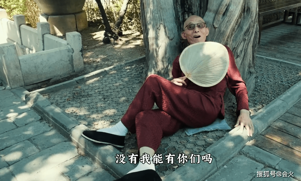 88岁济公游本昌穿布鞋逛故宫！躺路边树桩下不怕脏，骨瘦嶙峋眉毛泛白