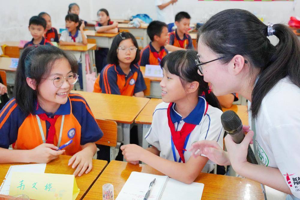 者队在梅州市五华县为留守儿童举办"乡村夏令营"行者队队长贺诗琴说:"