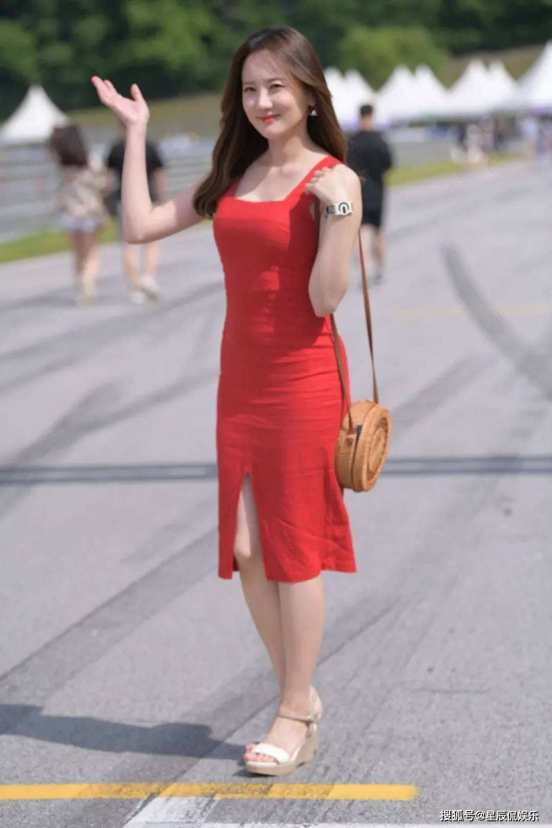 笑容甜美的美女,身穿红色宽领修身长裙气质优雅,女人味十足_广告_招聘