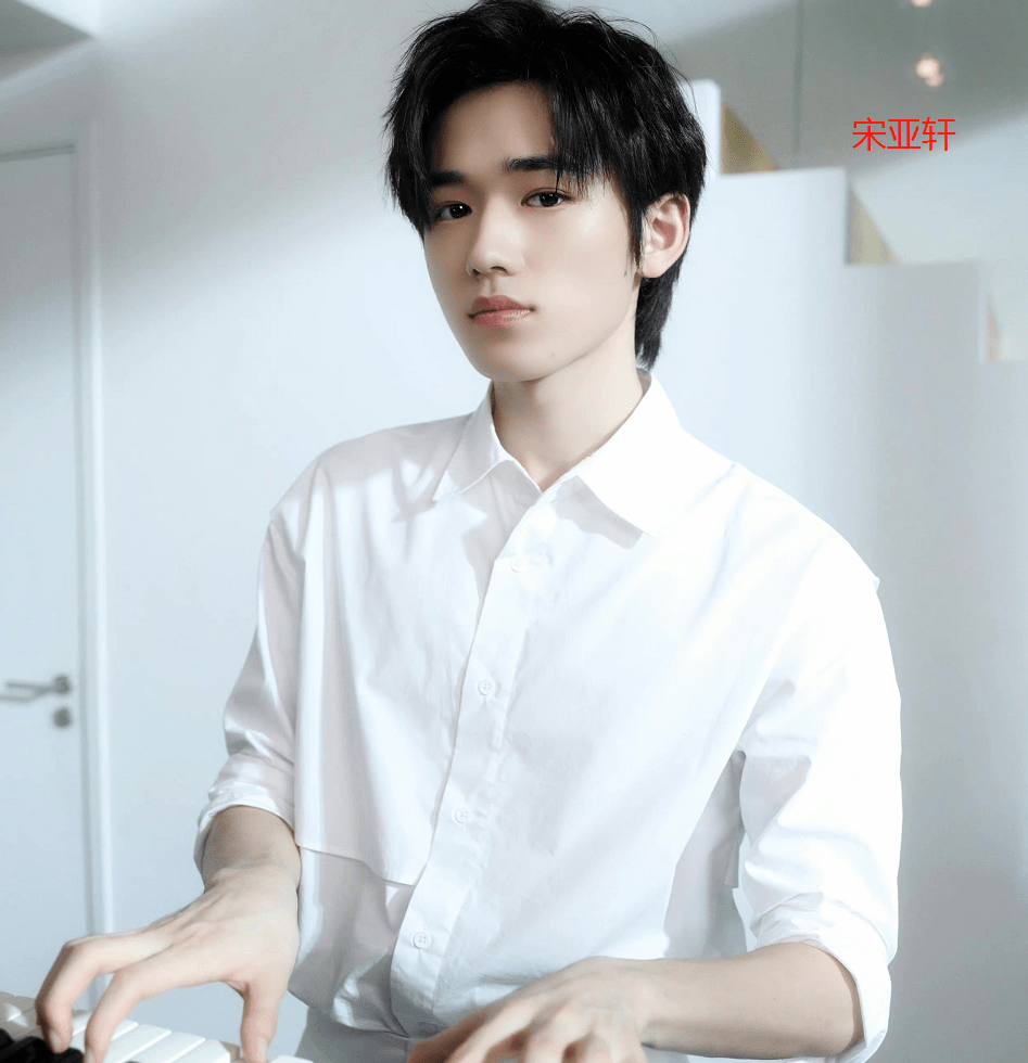 在该平台的待售商品还有成员刘耀文和宋亚轩的拍立得大头照,售价标注