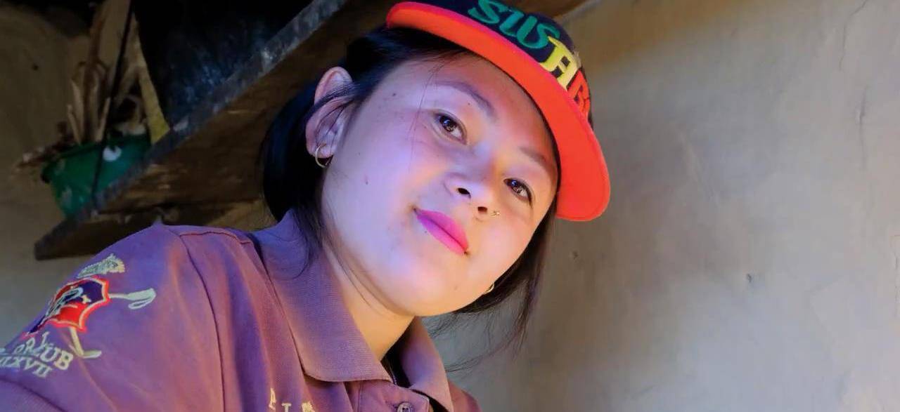 尼泊尔山区村长请大伙吃饭,炒一锅黑猪肉,月底了犒劳一下大伙_佐料