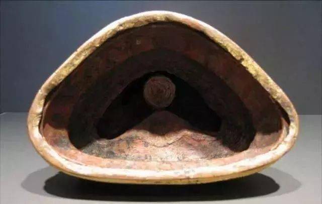 新仿佛像大多用白色石英砂翻模锻造,内膛随外形高低崎岖;有的内膛残留