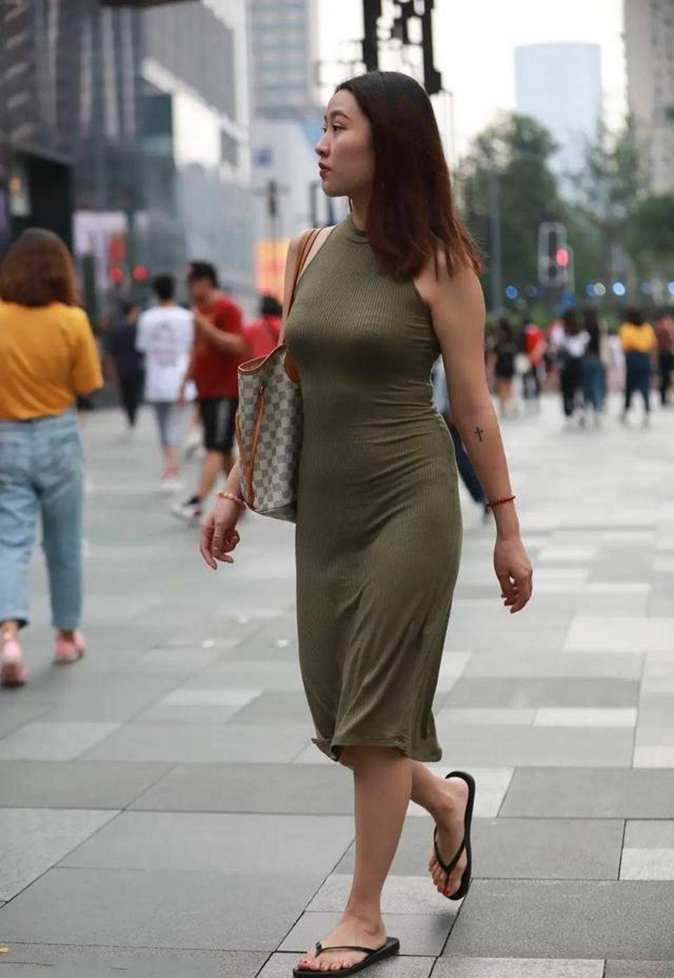 街拍,美女穿白色的时尚吊带衫,显得高挑又显气质_效果_感觉_姐姐