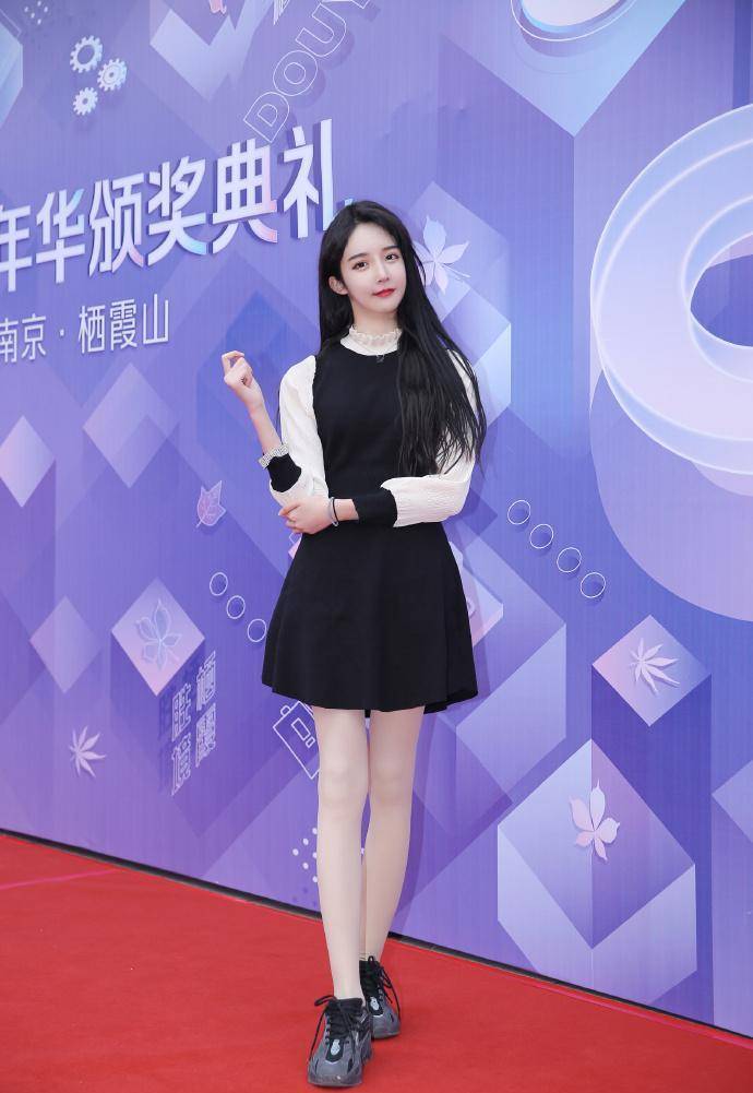 女装大佬艾比整容后颜值下滑太多,网友:还是以前更精致啊!