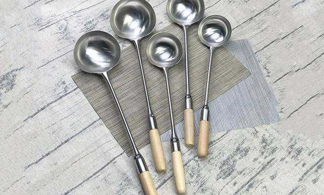 问他为什么这样,他说酒店大厨都这样,几乎都是用大马勺,锅铲只会偶尔