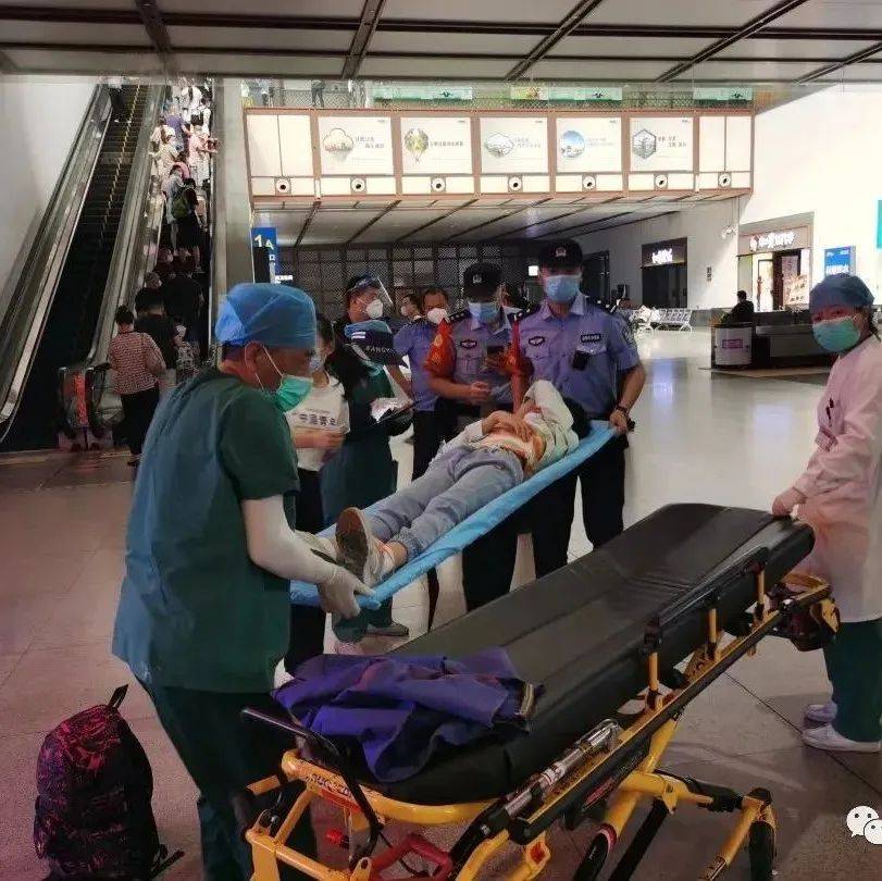 口吐白沫、浑身抽搐，旅客车站内突发癫痫，民警展开紧急救助_小汪_铁路_表姐