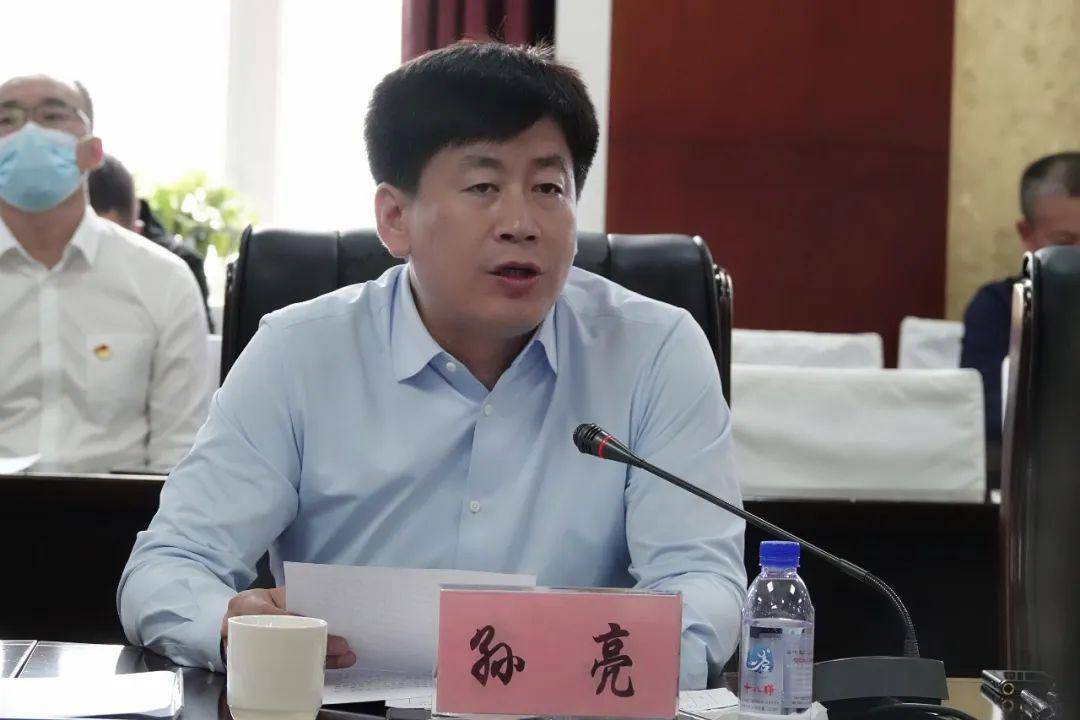 孙亮指出,要突出问题导向,在能力作风建设年工作上奋起直追;要提高