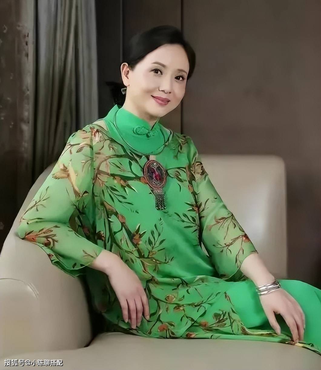 "小白菜"陶慧敏,年轻时清丽脱俗,中年发福也优雅端庄_女性_旗袍_气质