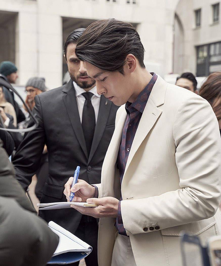 黑色条纹西装,加上一条蓝色白色波点领带,配上玄彬帅气的大背头,瞬间