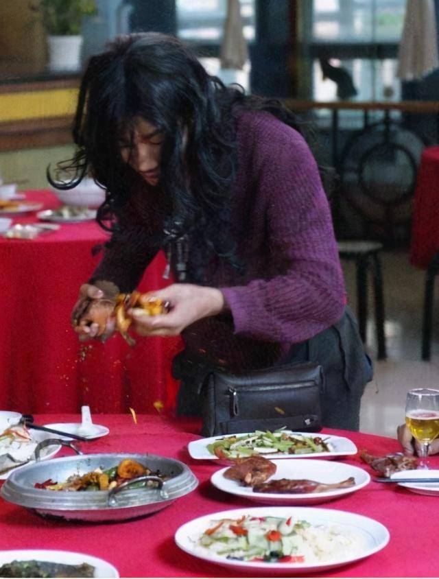他是中国第一懒人,衣服不洗从不做饭,吃饭靠人喂,如今怎样了?_杨锁_父母_时候
