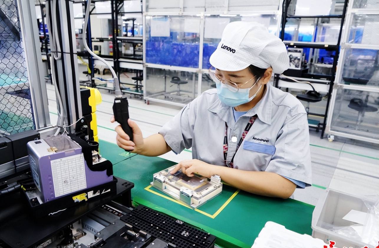 富士康手机组装生产线图片