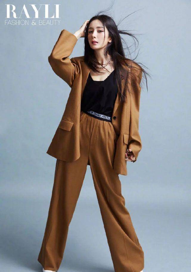 杨幂时尚大片出炉,时尚红裙配黑长直发显气质,中筒靴更添女人味_装饰