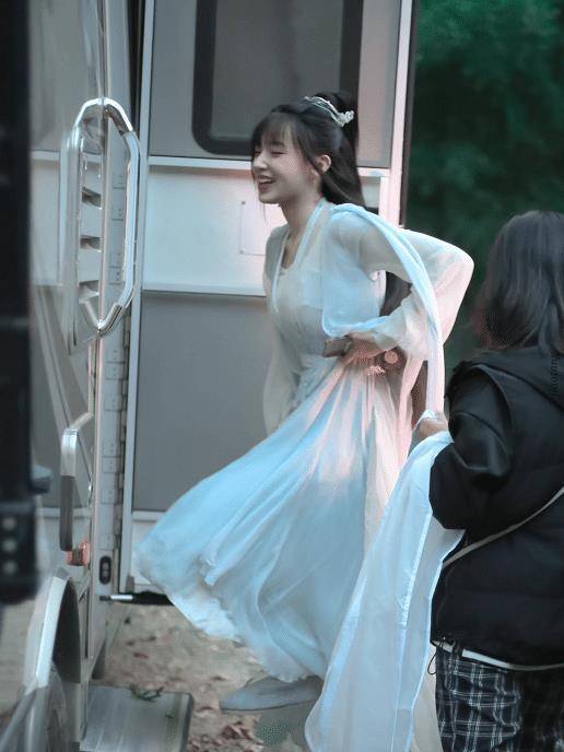 程潇《卿卿我心》最新路透,有谁注意她手中拿的东西?