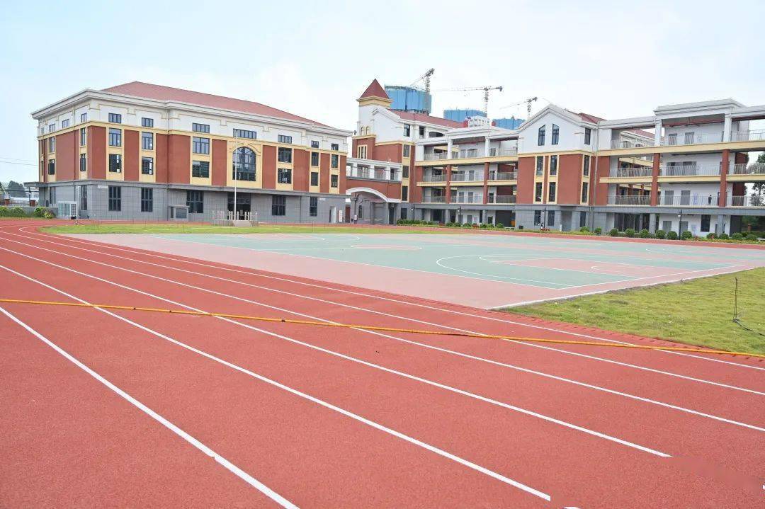 厦门市东山中学附属学校开办后,将依托厦门市东山中学雄厚的办学实力