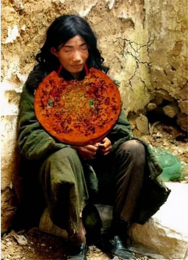 在临走的时候,烙了一张很大的饼,然后套在了孩子的脖子上