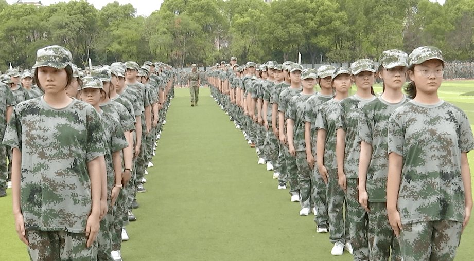南京市江宁高级中学:步履致青春,这所高中的军训汇演振奋人心!