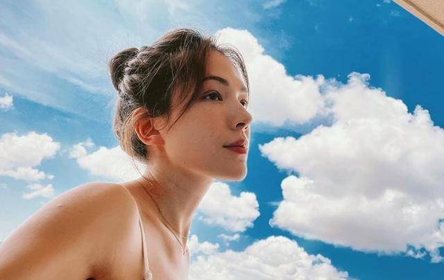 许卫宁在楼顶连拍三枪,故意遮掩身材,粉丝猜测她怀孕了_许维宁_邱泽