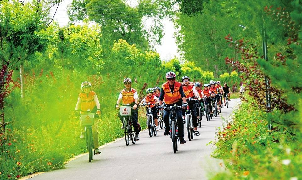 近日,山西省晉中市左權縣騎行愛好者在溼地公園步道享受美好秋色.