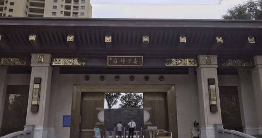 蓝光雍锦半岛项目停工1年多无人施工 开发商称