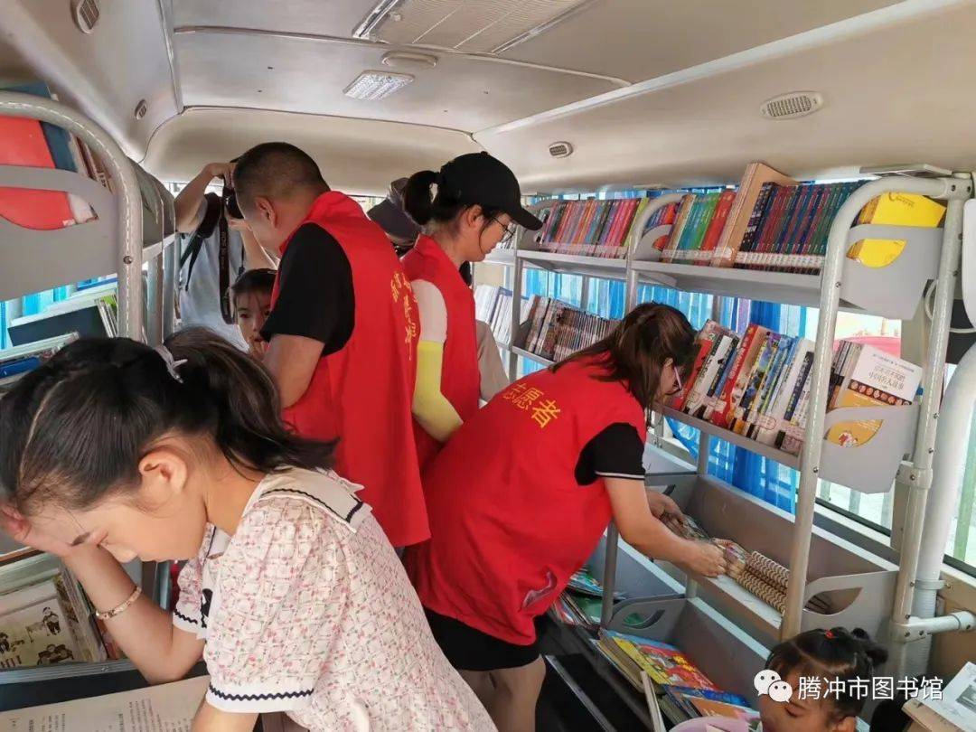 腾冲市图书馆、和顺图书馆把流动图书车开进了新华乡