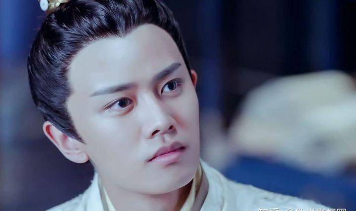 这些明星都有一个想删除的原名"张艺兴""何洛洛"_名字_任国超_昌伟