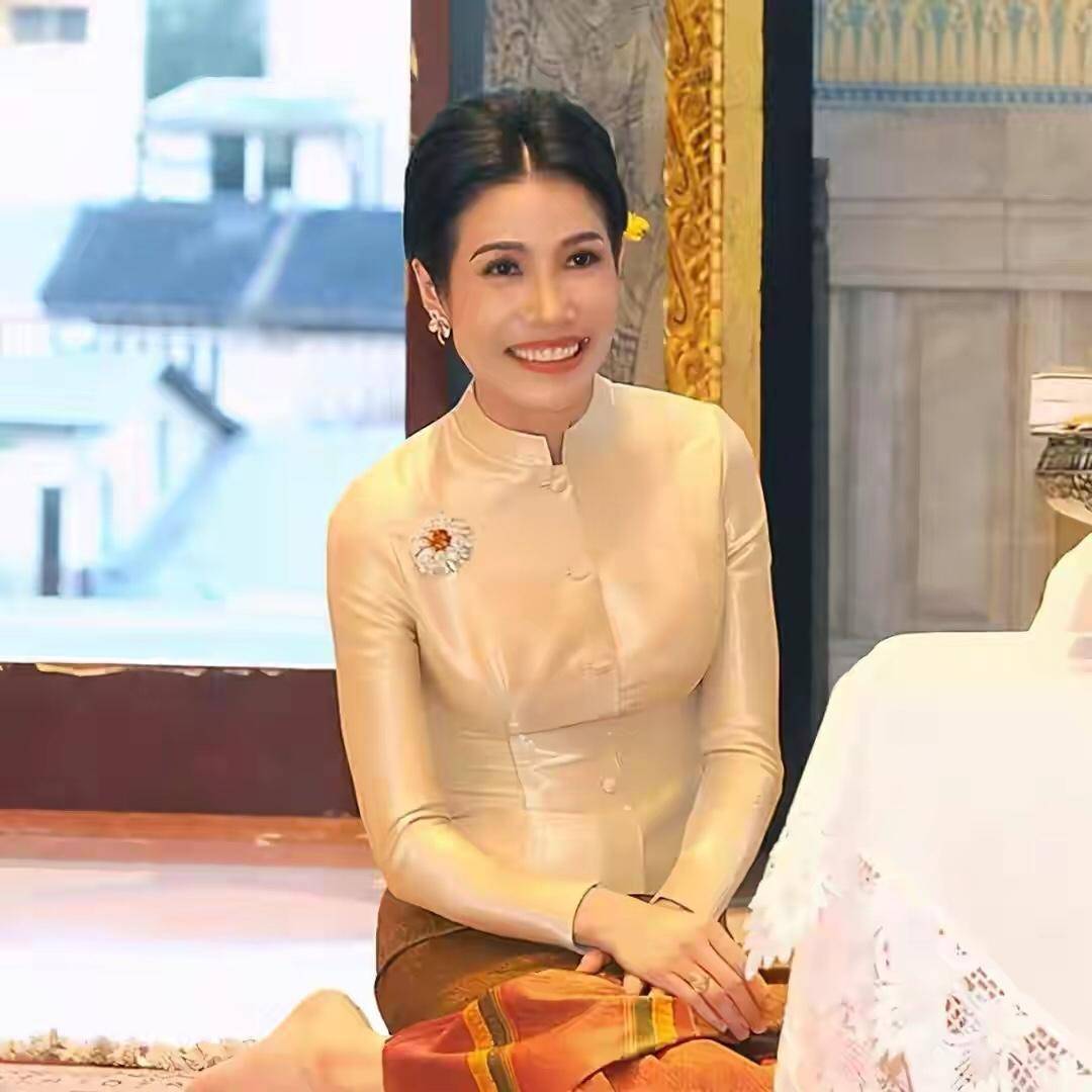 诗妮娜复宠后真翻身了,又被诗丽吉赐珠宝,造型致敬婆