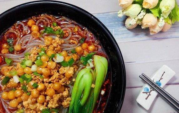 早餐来碗酸辣粉,热热乎乎吃下肚,暖暖和和上班去_菜叶_豌豆_面碗