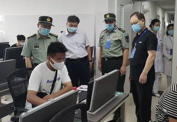 浚县县委副书记王涛,县人武部上校部长许泽亮,中校副部长左龙,县人民