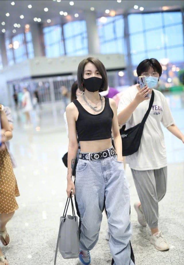 乃万现身机场大秀身材,穿短款无袖背心戴大铁链子,穿搭嘻哈显酷_黑色
