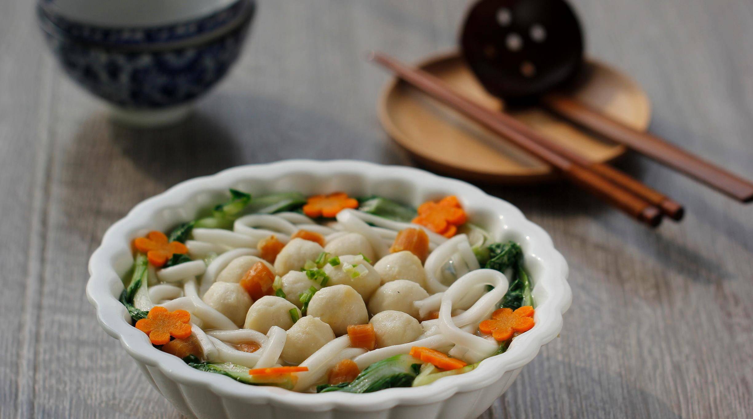 鱼丸土豆汤粉,选用新鲜的淡水鱼丸,软滑的土豆粉,再来点