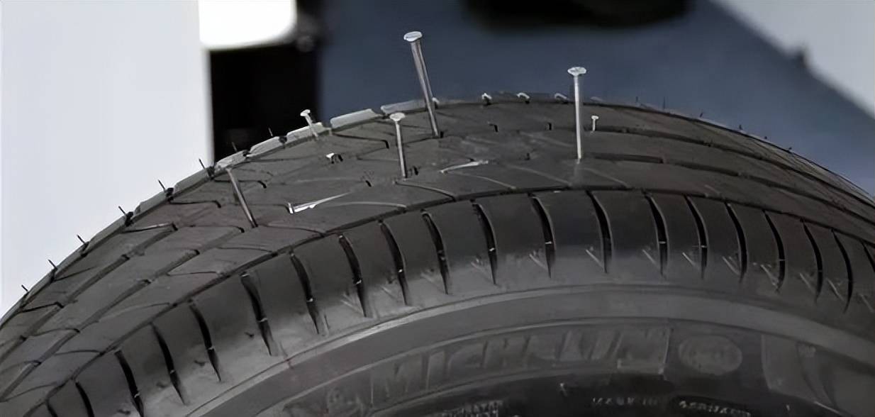 防刺宝 | 轮胎被钉子扎了以后,别慌,稳住,问题不大?_搜狐汽车_搜狐网