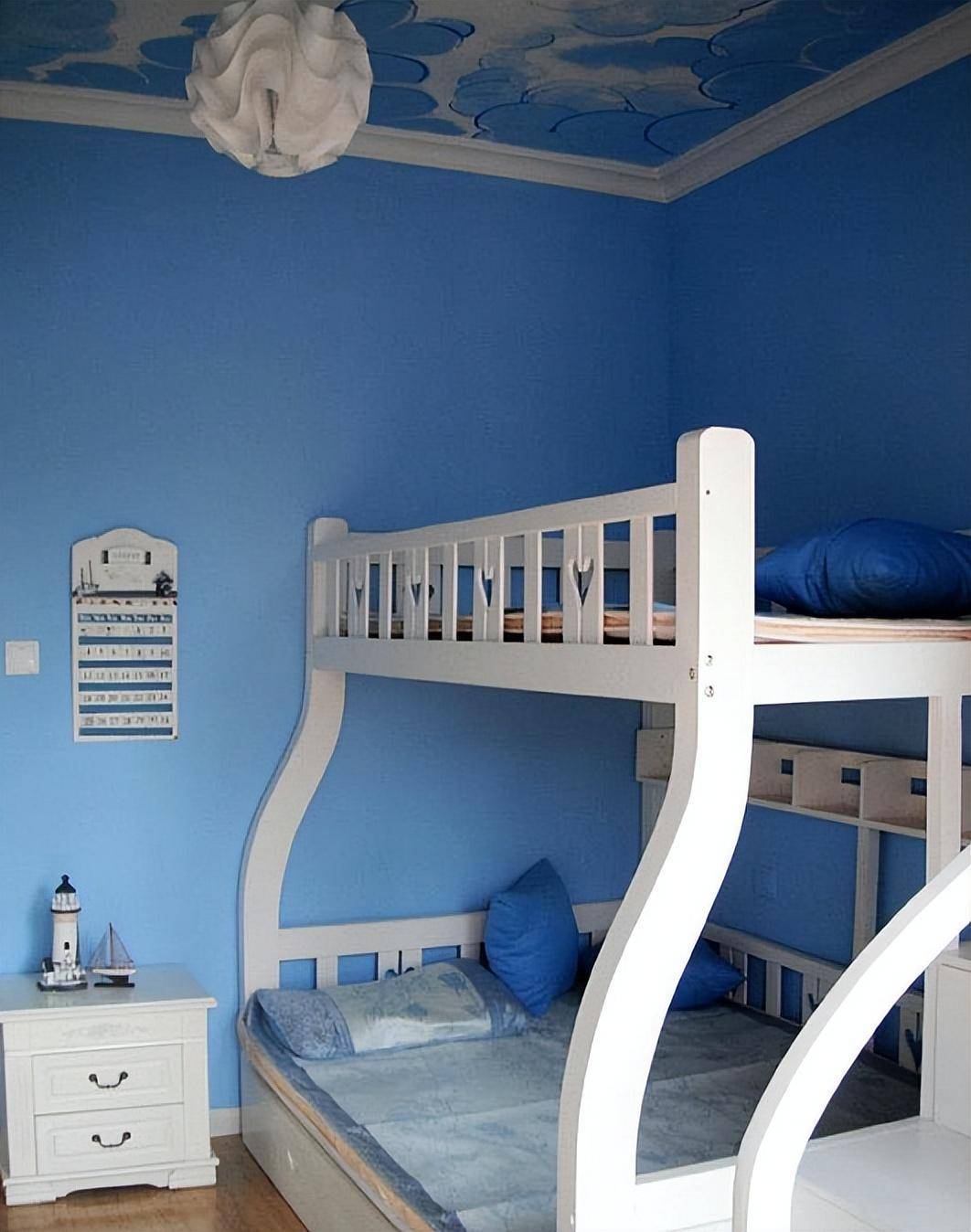 儿童房算是很不错了,因为是儿子的房间,选了男孩喜欢的天蓝色