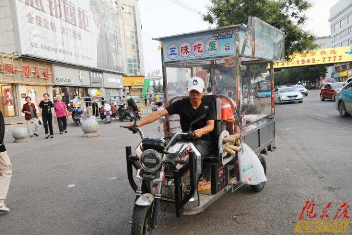 俩换了一辆电动三轮流动小吃车,经营的小吃种类也多了起来,除了冰粉